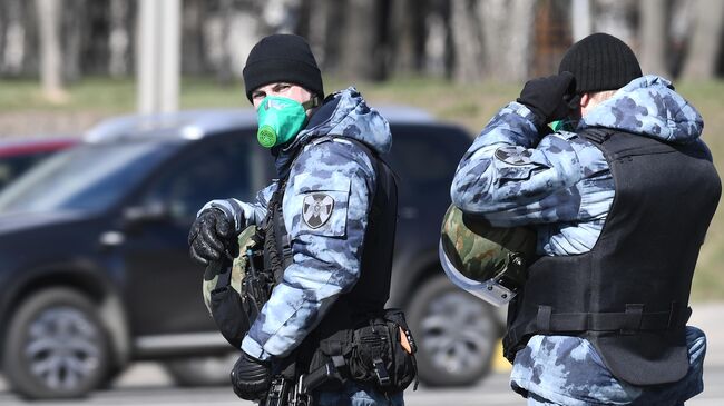 Сотрудники Росгвардии на въезде в Москву, где идет проверка автомобилей с регистрационными номерами других регионов