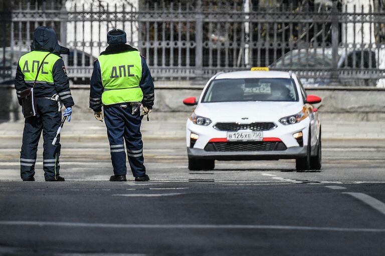 Сотрудники ДПС на Калужской площади в Москве