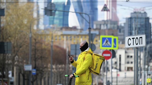 Курьер службы доставки сервиса Яндекс. Еда в Москве