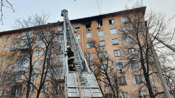 Пожарные расчеты на месте возгорания в жилом доме на юго-западе Москвы