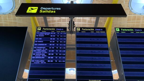  Первый за две недели самолет из Испании в Россию на табло вылетов в аэропорту Мадрида