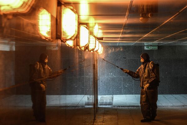 Дезинфекционная обработка подземного пешеходного перехода на Калужской площади в Москве