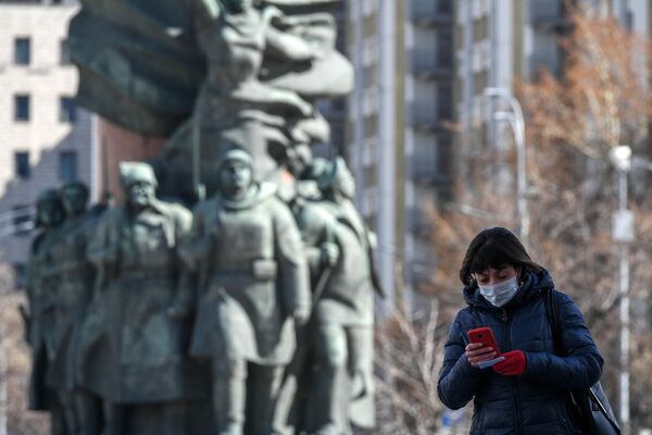 Женщина в маске на Калужской площади в Москве