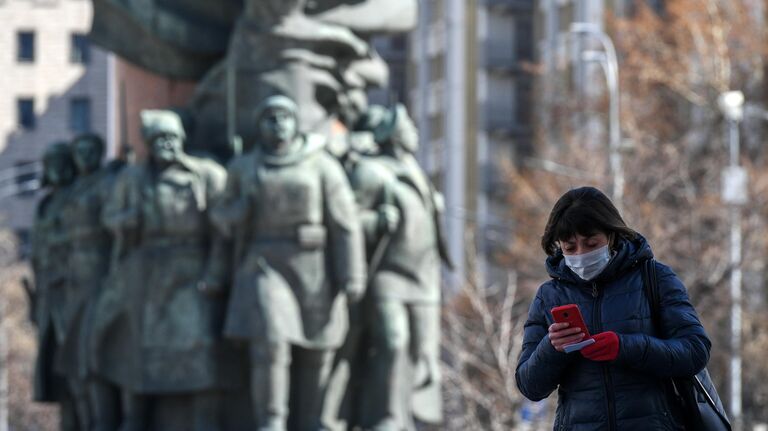 Женщина в маске на Калужской площади в Москве