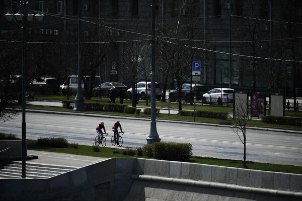 Велосипедисты на Фрунзенской набережной в Москве