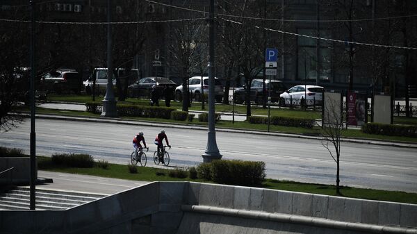 Велосипедисты на Фрунзенской набережной в Москве