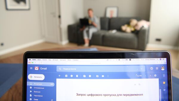 Житель Москвы проверяет в электронной почте пропуск для передвижения по городу, оформленный через сайт мэра и правительства Москвы