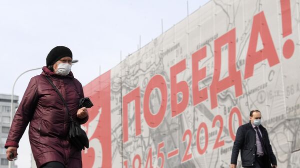 Прохожие в защитных масках на одной из улиц Москвы