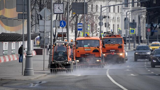 Влажная уборка на одной из улиц Москвы