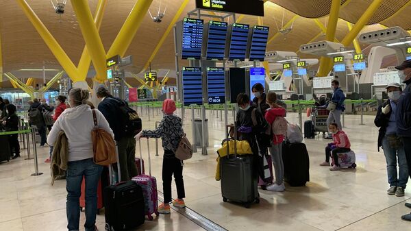 Пассажиры рейса Аэрофлота в Санкт-Петербург и Москву на регистрации в аэропорту Барахас в Мадриде 