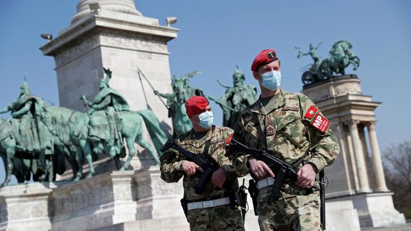 Сотрудники военной полиции патрулируют Площадь героев  в Будапеште, Венгрия 