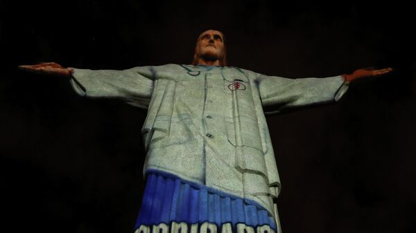 Статуя Христа-Искупителя с проекцией медицинского костюма в Рио-де-Жанейро