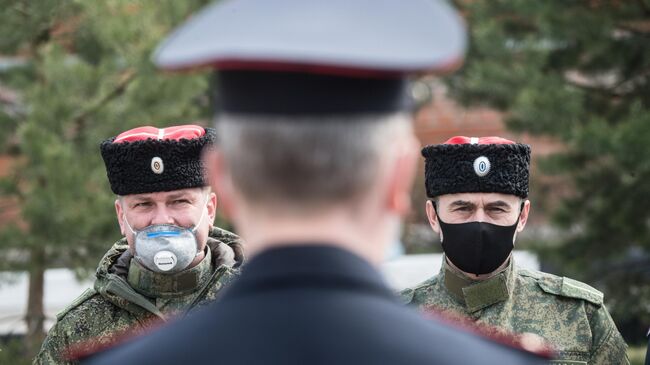 Члены станичного казачьего общества Рузского муниципального района имени Л. М. Доватора патрулируют улицы Рузы во время режима самоизоляции в Московской области