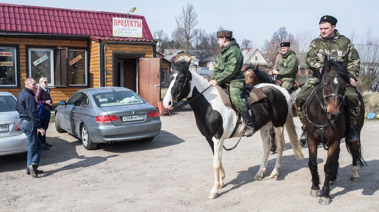 Члены станичного казачьего общества Рузского муниципального района имени Л. М. Доватора патрулируют улицы Рузы во время режима самоизоляции в Московской области