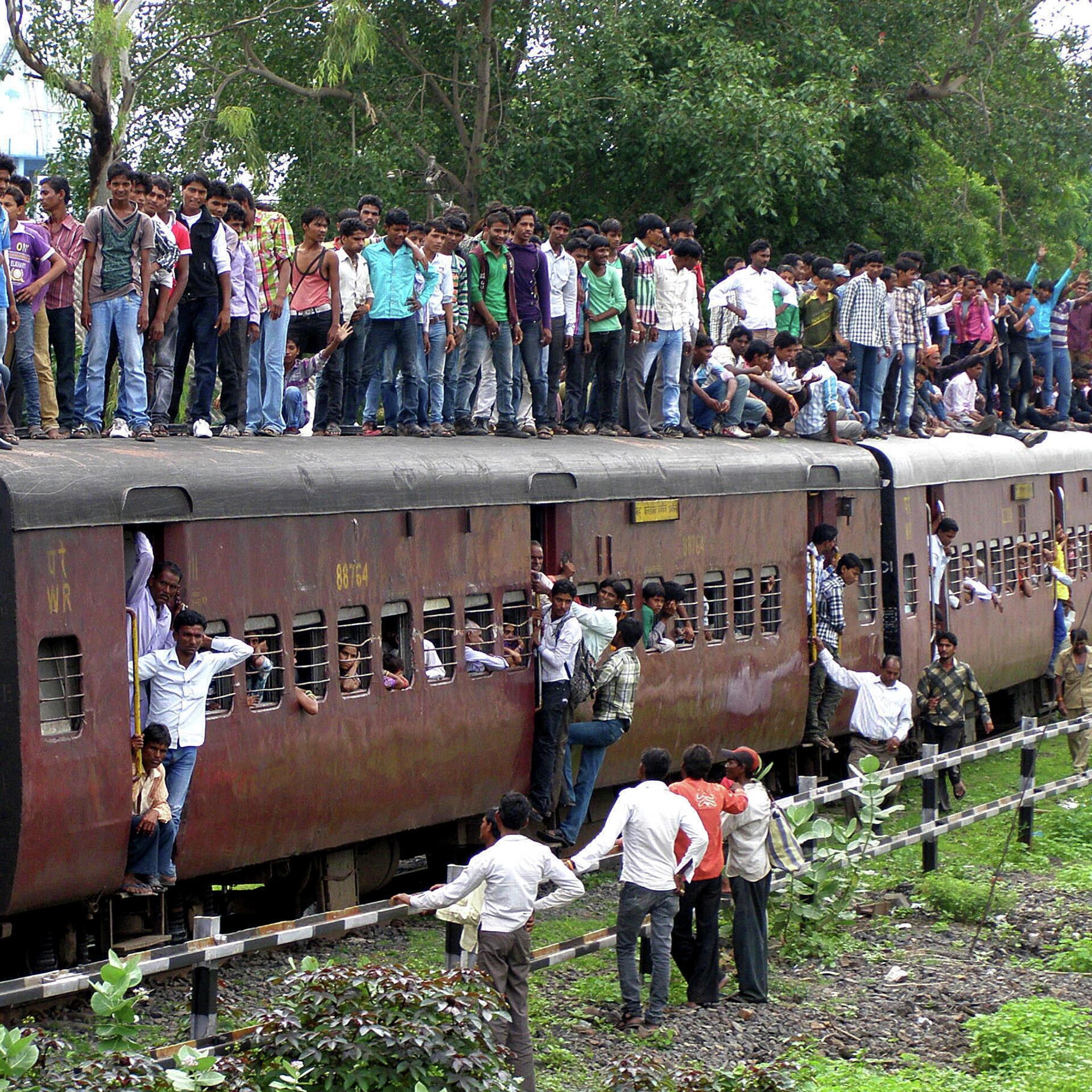 Ужасное путешествие. Поезд в Индии. Пассажирские поезда в Индии. Переполненные поезда в Индии. Поезд в Индии с людьми.