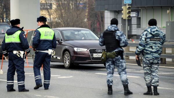 Сотрудники дорожно-патрульной службы ГИБДД и сотрудники полиции на блокпосту при въезде в Москву
