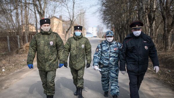 Сотрудники полиции и казаки патрулируют улицы Рузы