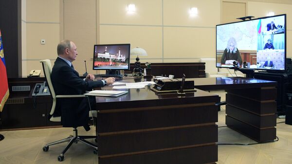 Президент РФ Владимир Путин во время совещания в режиме видеоконференции