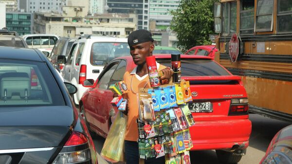Торговец на улице города Луанда, Ангола