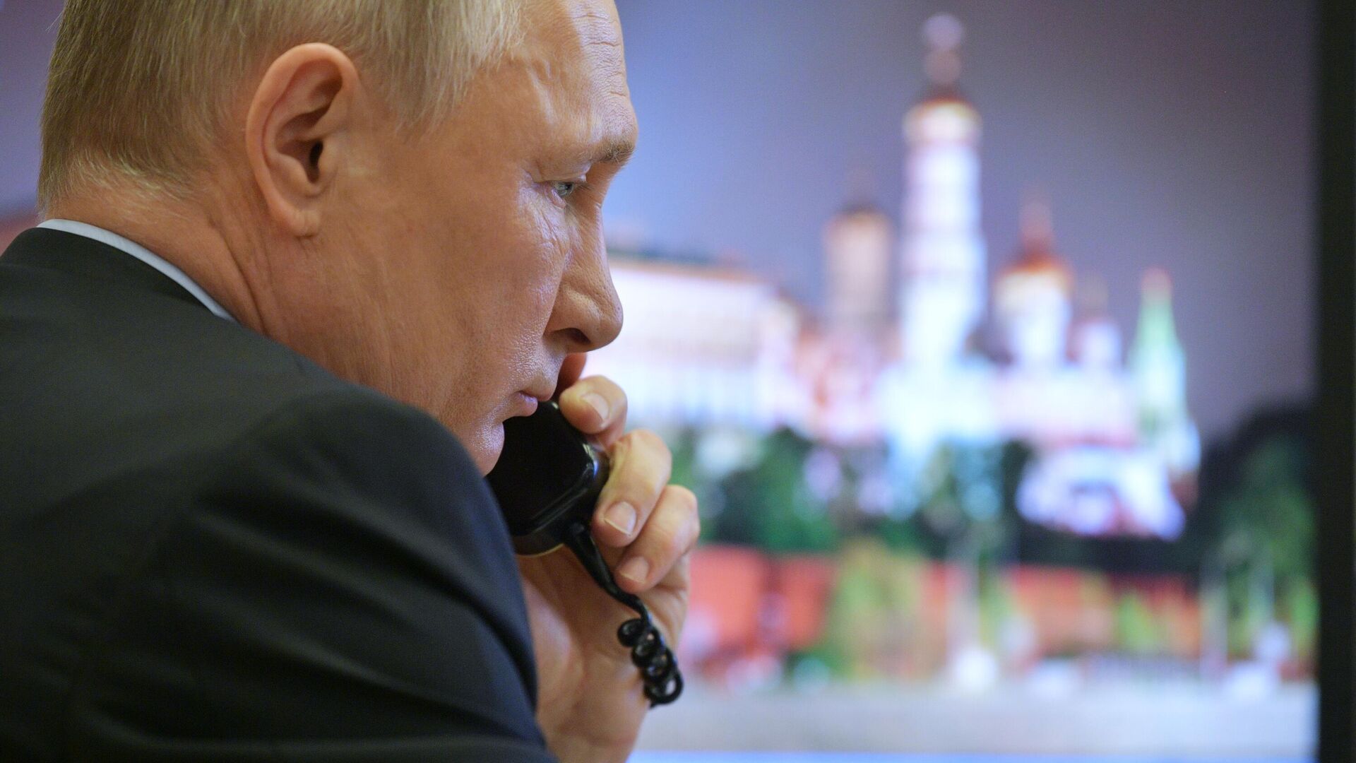 Журналисты показали секретную кнопку на столе Путина