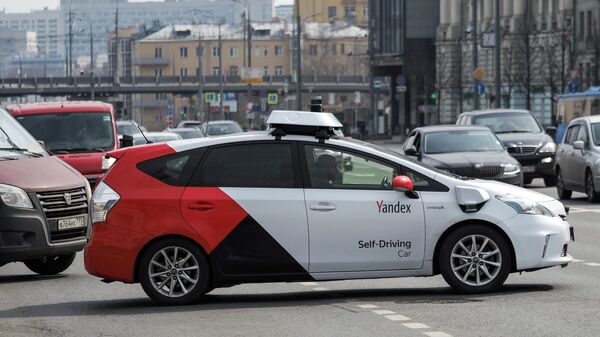 Беспилотный автомобиль Яндекса на Зубовском бульваре в Москве