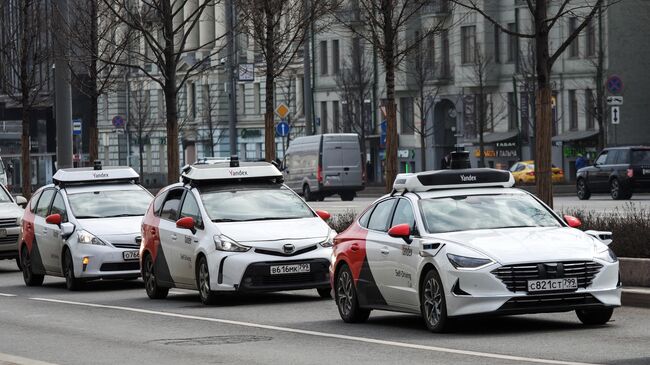Беспилотные автомобили Яндекса на Зубовском бульваре в Москве