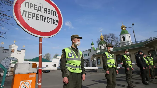Сотрудники полиции и Национальной гвардии у входа в Киево-Печерскую лавру