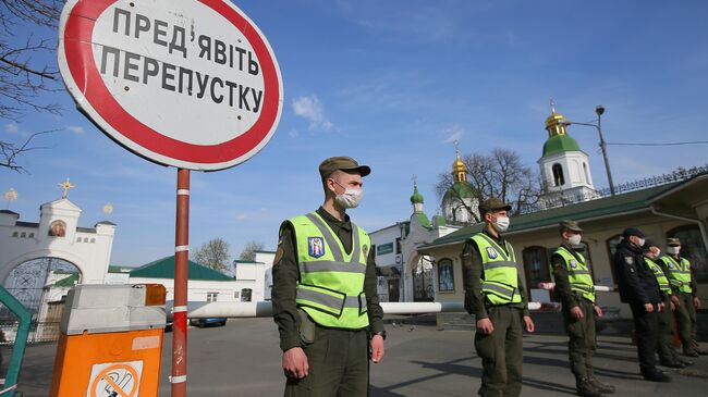 Сотрудники полиции и Национальной гвардии перекрыли вход в Киево-Печерскую лавру