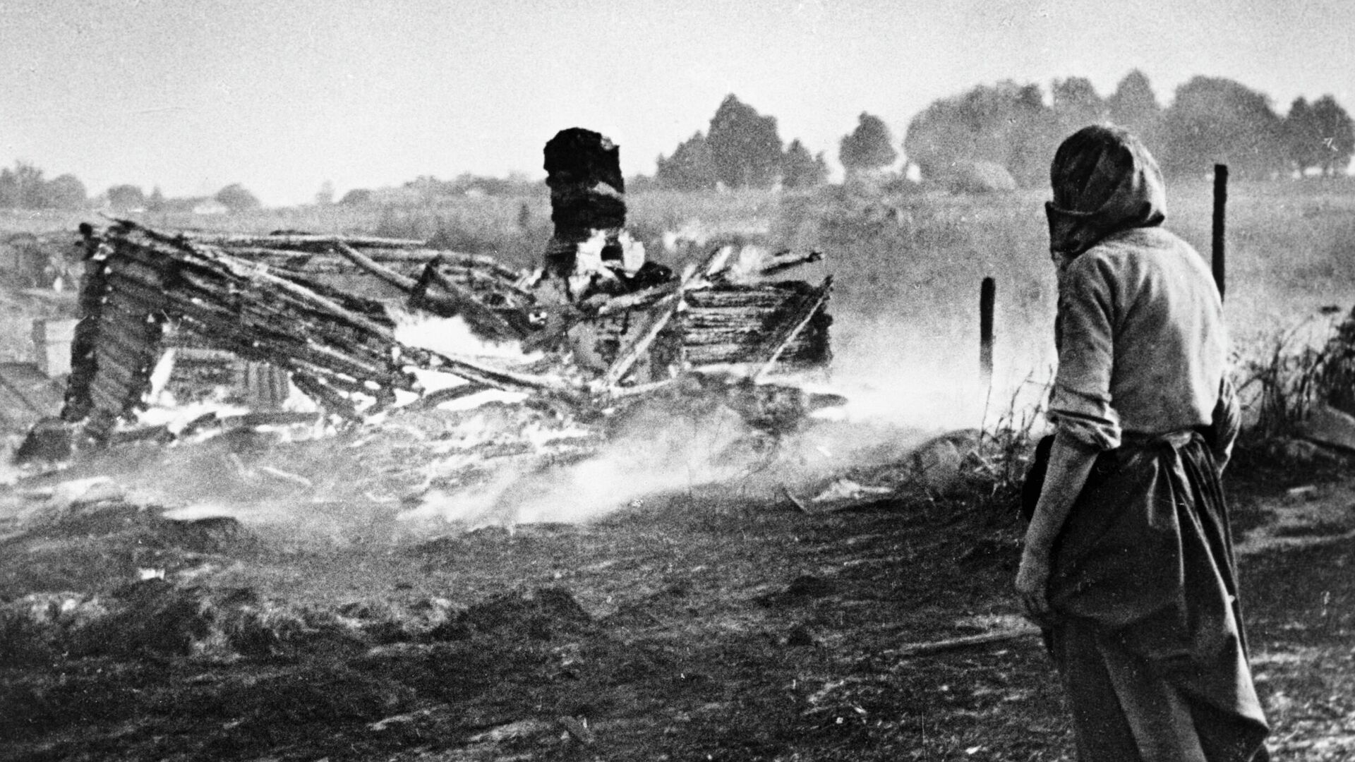 Гитлеровцы сожгли дотла белорусскую деревню - РИА Новости, 1920, 26.07.2021