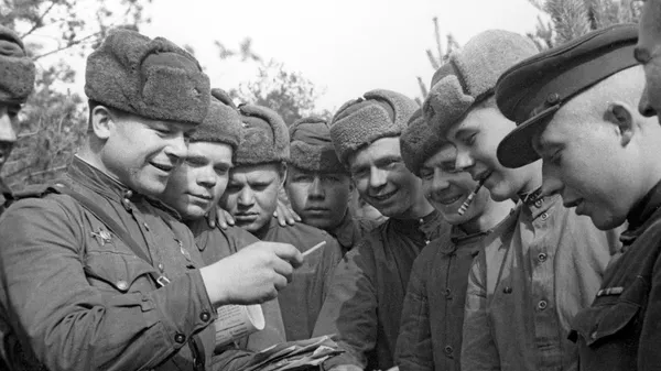 Советские воины разбирают почту. 2-ой Белорусский фронт