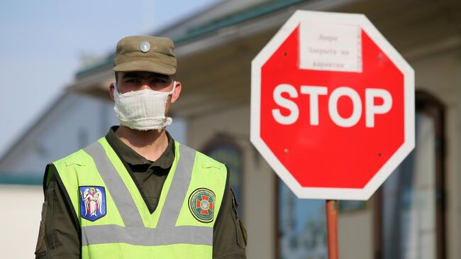 Боец Национальной гвардии в оцеплении у входа в Киево-Печерскую лавру