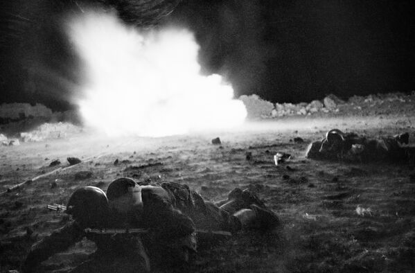 Ночью после боя санитары оказывают помощь раненым бойцам. Крымский фронт, апрель-май 1942 год.