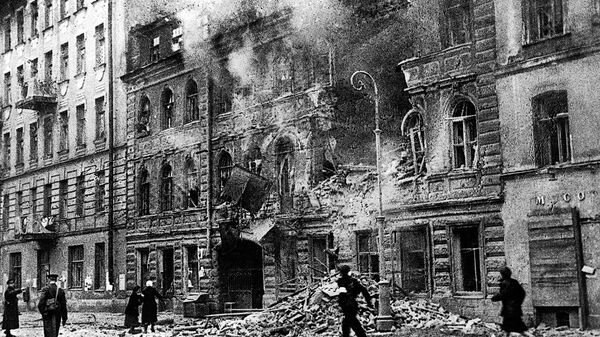 На улице Маяковского в Ленинграде во время обстрела немецкой артиллерией