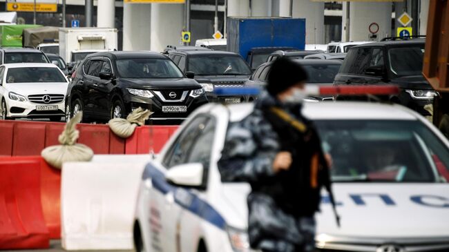 Проверка сотрудниками ГИБДД автомобилей на въезде в Москву