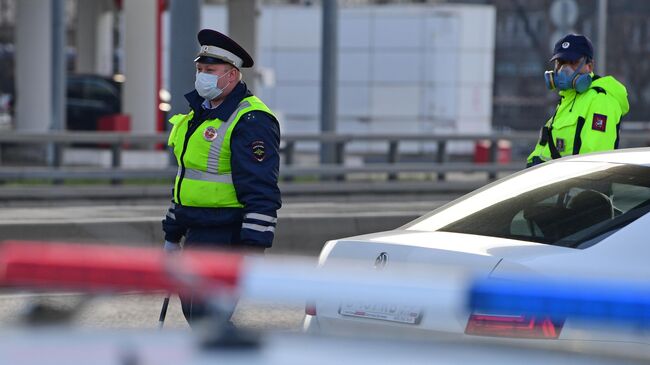 Сотрудники дорожно-патрульной службы ГИБДД на блокпосту при въезде в Москву