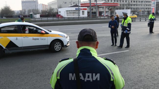 Сотрудники дорожно-патрульной службы ГИБДД и сотрудник Московской административной дорожной инспекции