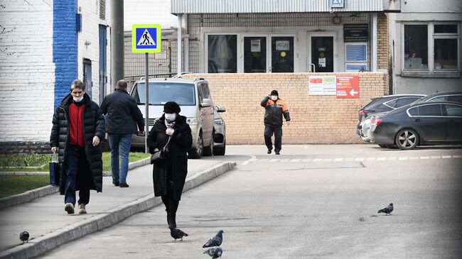 У входа в здание городской клинической больницы имени С. И. Спасокукоцкого в Москве