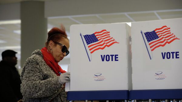 Избирательница на участке для предварительного голосования по отбору кандидатов на президентских выборах в США