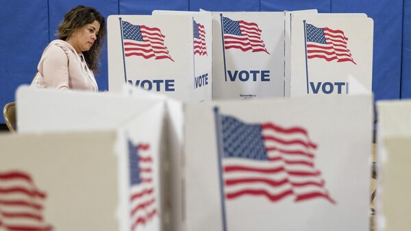 Избиратель на участке для предварительного голосования по отбору кандидатов на президентских выборах в США
