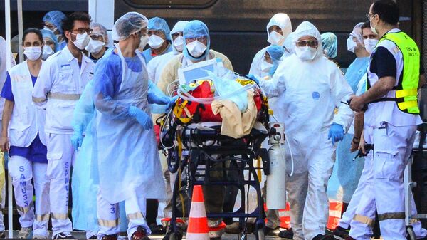 Медицинские работники везут пациента с коронавирусной инфекцией в Бордо, Франция