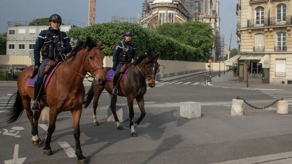 Конная полиция на улице Парижа, Франция