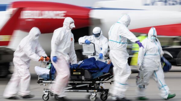Медицинские работники везут пациента с коронавирусной инфекцией в Дрездене, Германия