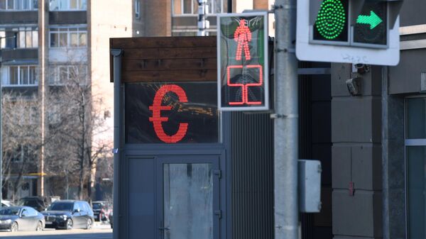 Табло с символикой евро на обменном пункте в Москве