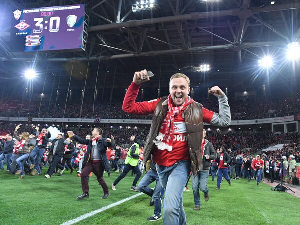 Болельщики празднуют чемпионство Спартака Болельщики празднуют чемпионство Спартака