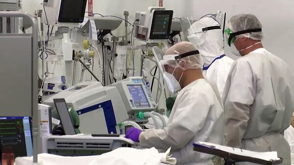 Российские военные врачи и их итальянские коллеги в полевом госпитале Бергамо. Стоп-кадр видео