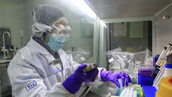 Тестирование образцов, взятых у людей с подозрением на коронавирус, в лаборатории в Чанчжоу