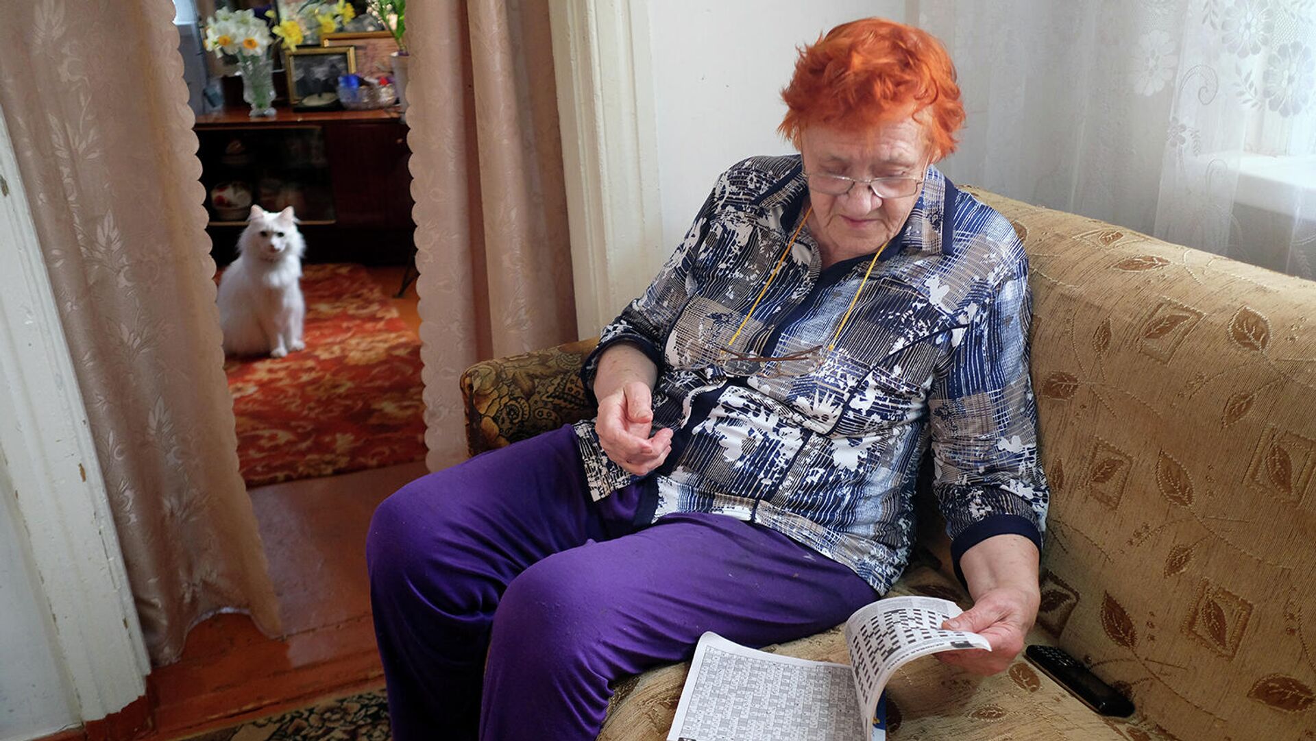 Пожилая женщина у себя дома во время самоизоляции в связи с эпидемией коронавируса - РИА Новости, 1920, 21.10.2020