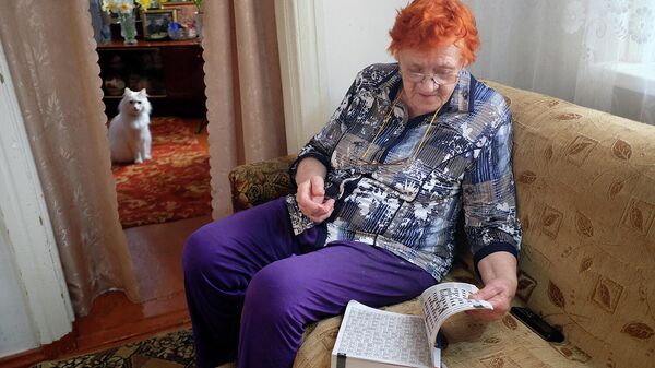 Пожилая женщина у себя дома во время самоизоляции в связи с эпидемией коронавируса