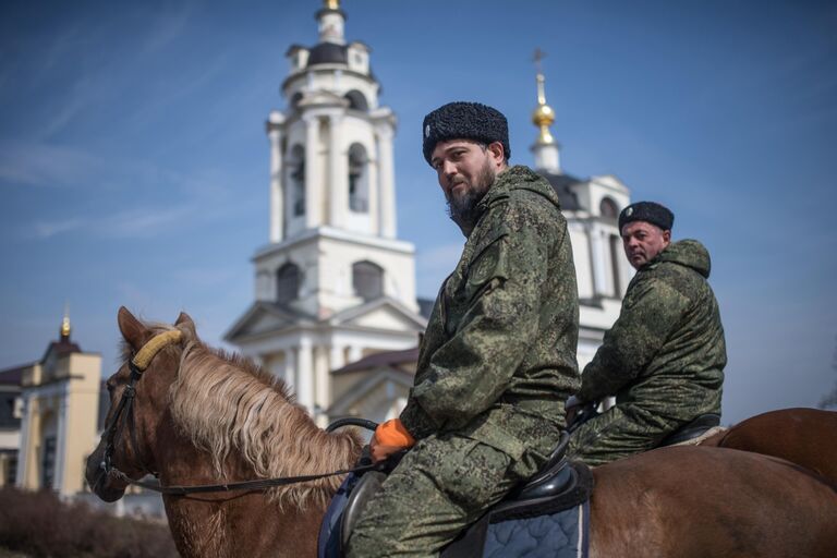 Члены станичного казачьего общества Рузского муниципального района имени Л. М. Доватора патрулируют улицы Рузы во время режима самоизоляции в Московской области