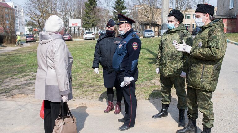 Члены станичного казачьего общества совместно с сотрудниками правоохранительных органов патрулируют улицы Рузы во время режима самоизоляции в Московской области